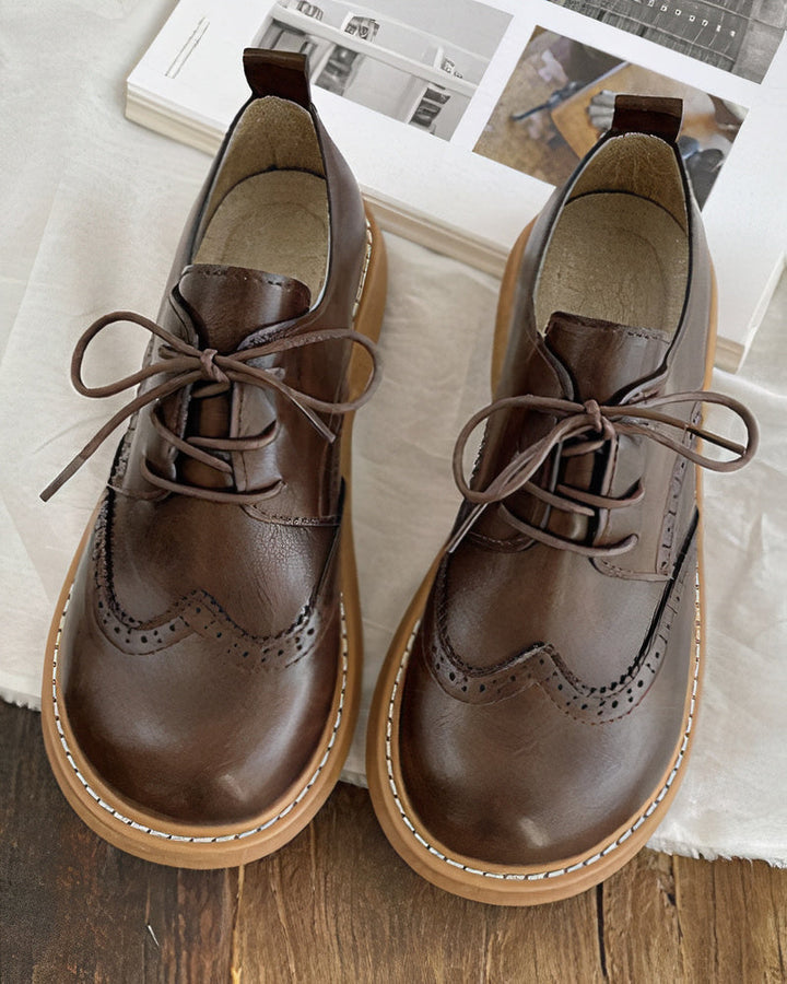 Widok z góry na eleganckie brązowe buty Oxford na sznurowadła
