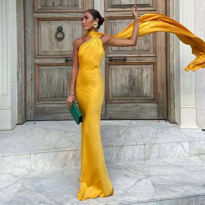 Elegancka kreacja maxi w stonowanym kolorze z dekoltem halter