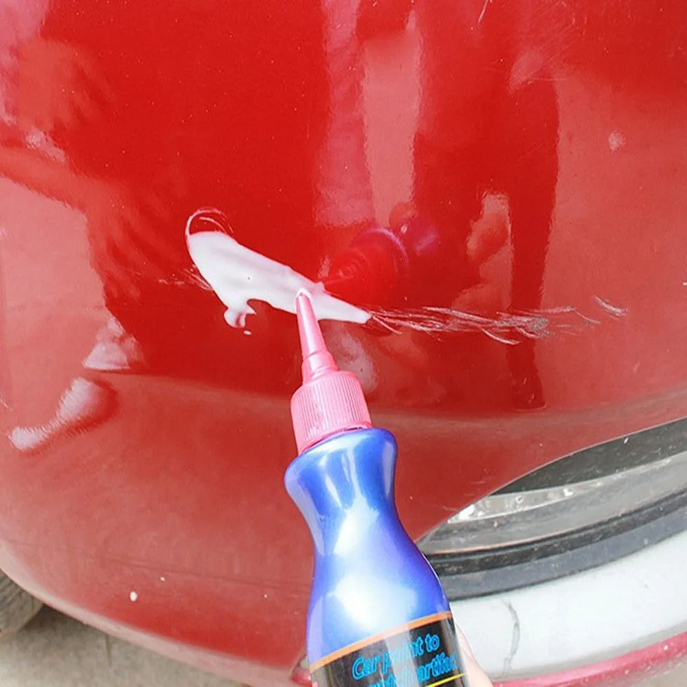 Pielęgnacja auta: preparat do usuwania rys, który przywraca lakierowi dawny blask.
