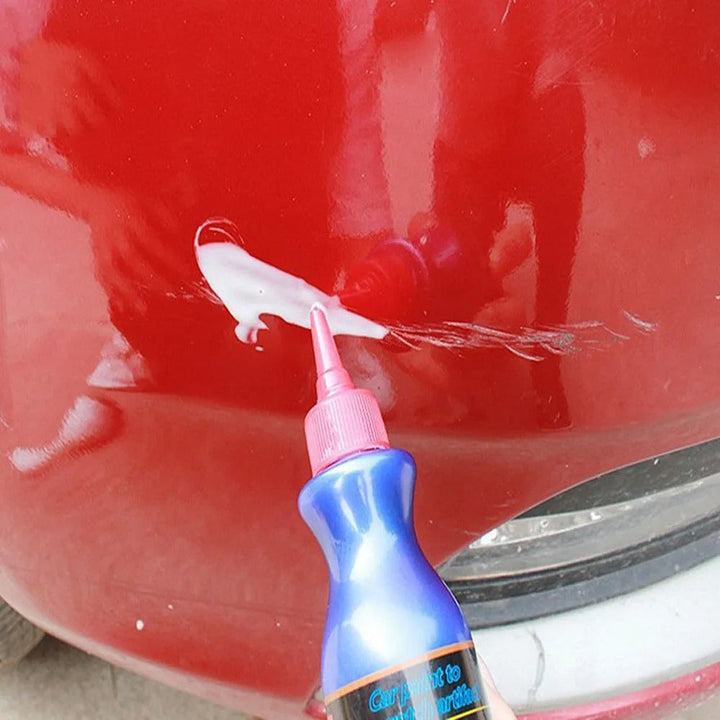 Pielęgnacja auta: preparat do usuwania rys, który przywraca lakierowi dawny blask.