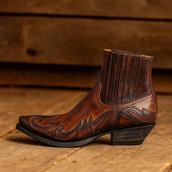 Męskie brązowe botki kowbojskie w stylu western na drewnianym tle