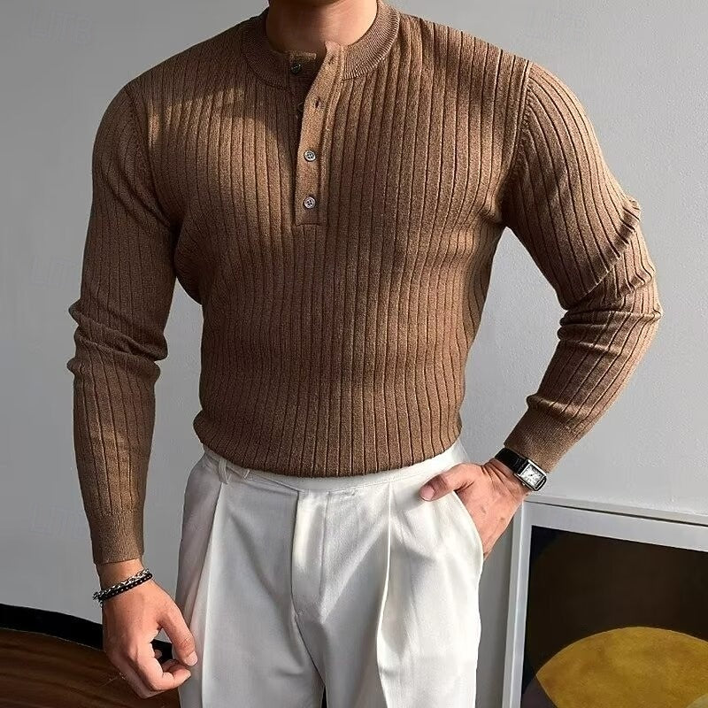 Męski brązowy sweter henley z prążkowanej dzianiny