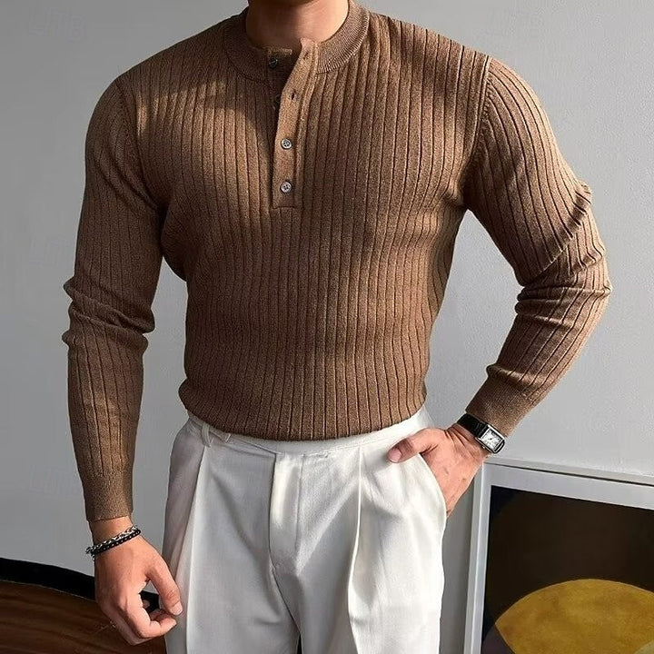 Męski brązowy sweter henley z prążkowanej dzianiny