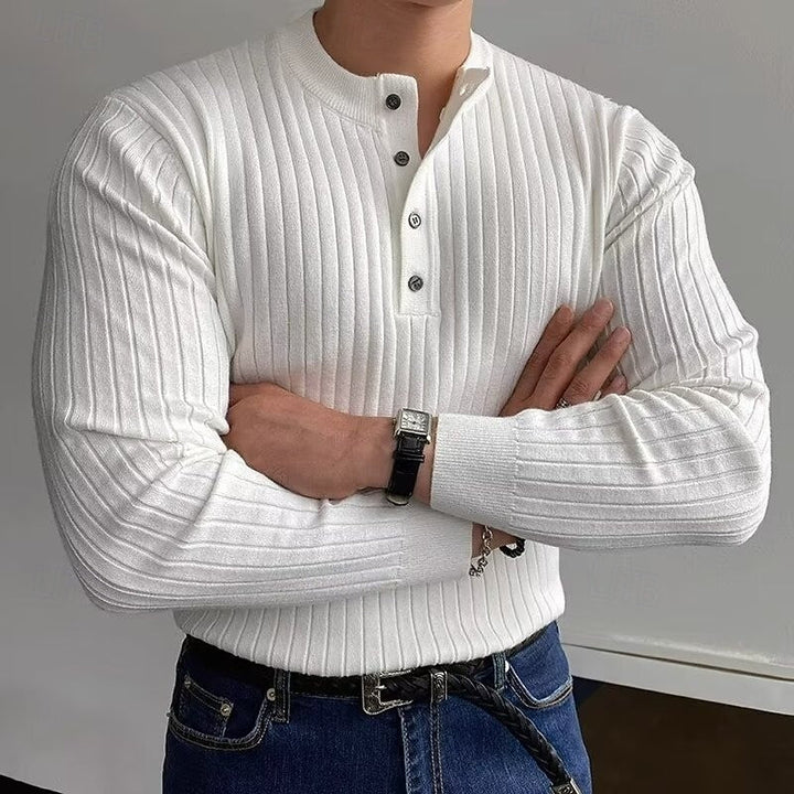Męski prążkowany sweter henley w zbliżeniu, pokazujący fakturę i zapięcie na guziki
