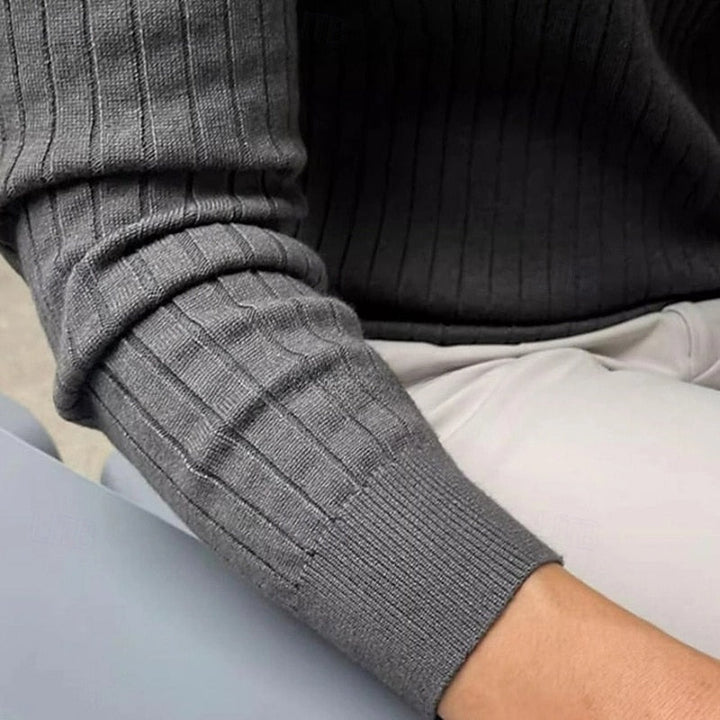 Casualowy sweter męski slim fit z dzianiny prążkowanej prezentowany z tyłu