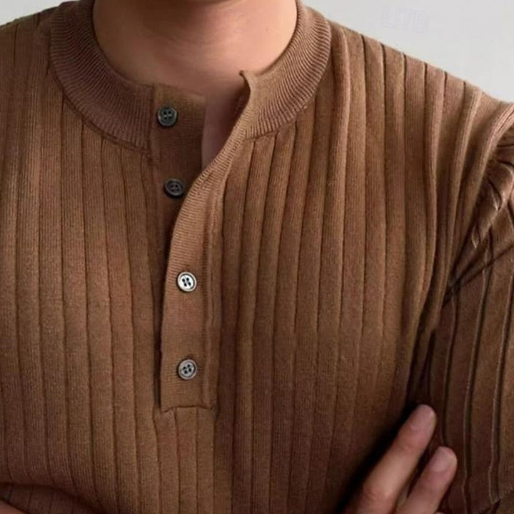 Modny sweter męski na jesień z dekoltem henley w pełnej sylwetce