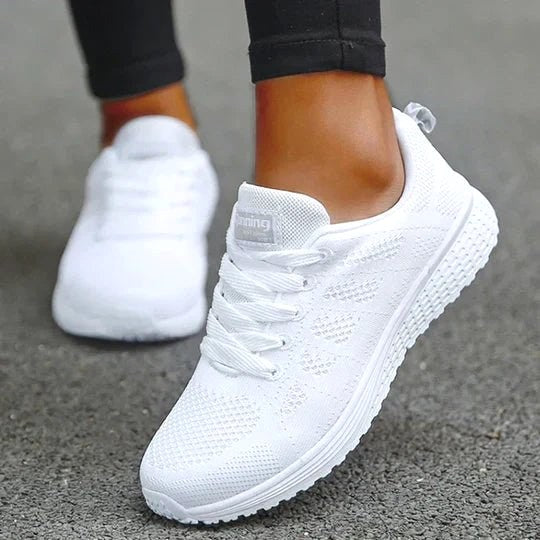 Białe damskie sneakersy ortopedyczne Rose na nodze