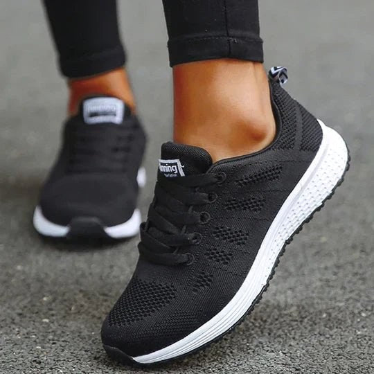 Czarne damskie sneakersy trekkingowe ze wspierającą podeszwą