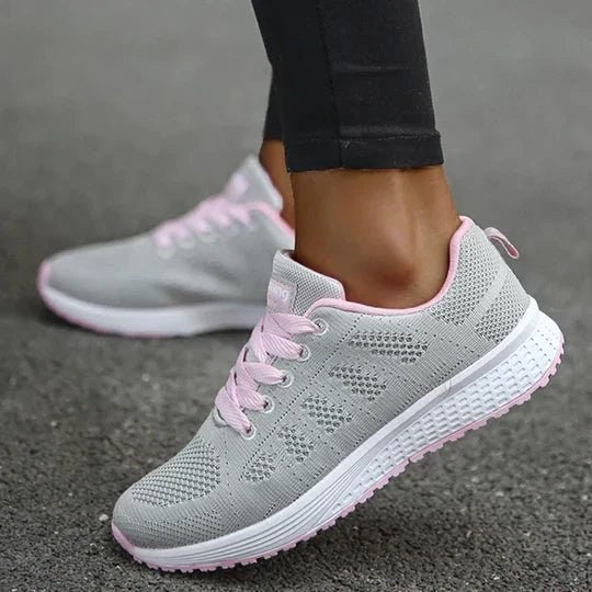 Białe sneakersy damskie ortopedyczne z wygodną podeszwą, widok z boku