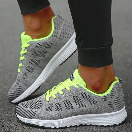 Wygodne buty trekkingowe i sneakersy damskie w zbliżeniu na podeszwę