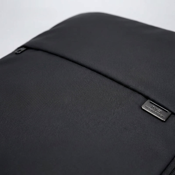 Wnętrze rozszerzalnego plecaka Safepackr z komorą na laptopa, licznymi kieszeniami i organizerem na akcesoria.