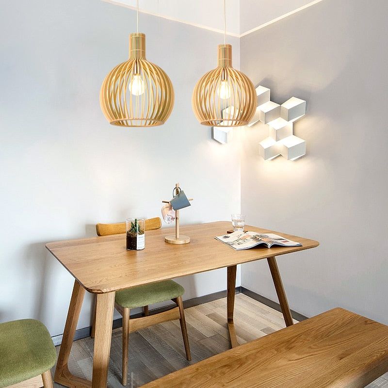 Rustykalna lampa wisząca z drewna, ręcznie robiona, idealna do salonu i jadalni. Ciepłe oświetlenie sufitowe.