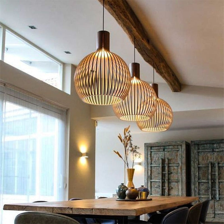 Drewniana lampa sufitowa z naturalnego drewna, styl loft. Rustykalna dekoracja i oświetlenie kuchni.