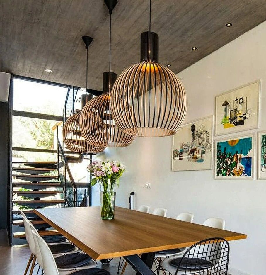 Lampa wisząca z naturalnego drewna, rustykalna dekoracja sufitowa. Ręcznie robiona do wnętrz.