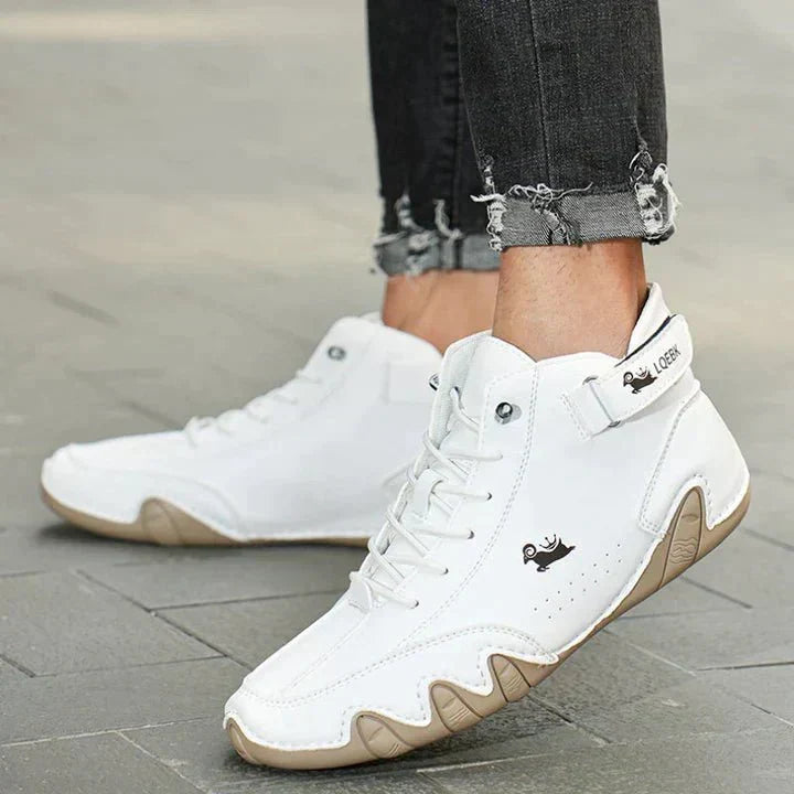 Białe męskie sneakersy outdoorowe Witold prezentowane na nodze