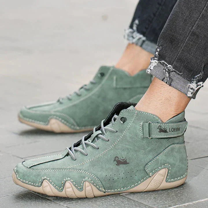 Zielone męskie sneakersy outdoorowe Witold na tle miejskim