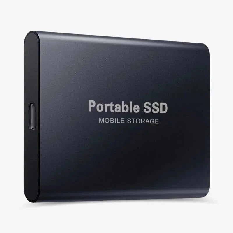 Przenośny dysk SSD USB-C podłączony do laptopa, widok z bliska