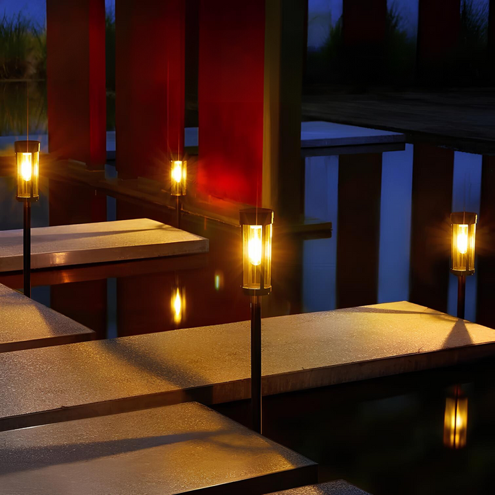 Bezprzewodowa lampa solarna LED, emitująca nastrojowe światło do ogrodu, ekologiczne oświetlenie zewnętrzne.