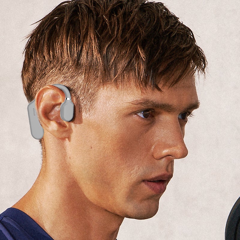 Detale słuchawek bezprzewodowych Bluetooth: port ładowania i panel sterowania dotykowego.