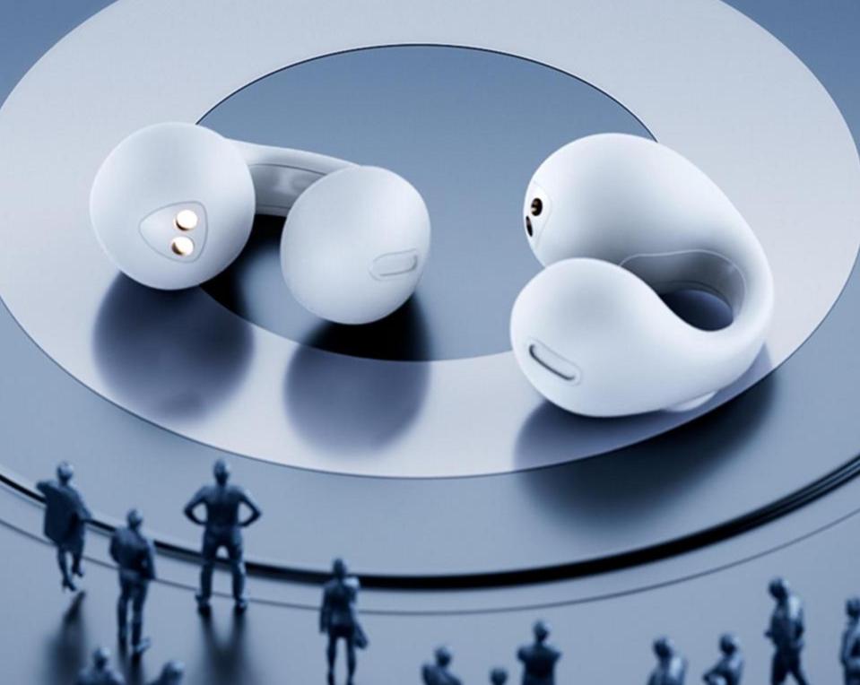 Detal komfortowych nauszników: słuchawki nauszne z grubymi poduszkami i redukcją hałasu. Bluetooth audio.