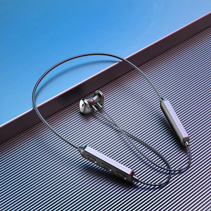 Słuchawki sportowe douszne Bluetooth z pałąkiem na szyję. Bezprzewodowe, potoodporne, idealne do treningu.