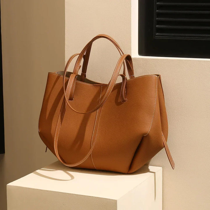 Elegancka brązowa damska torba shopper z podwójnymi uchwytami na jasnym tle