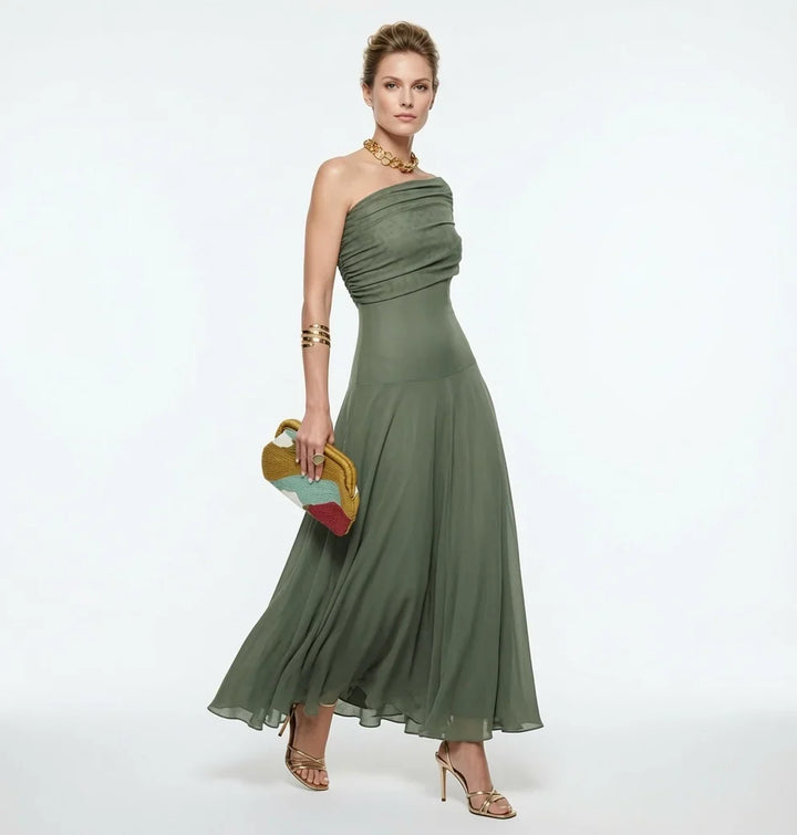 Precyzyjne wykończenie dekoltu w asymetrycznej sukience maxi