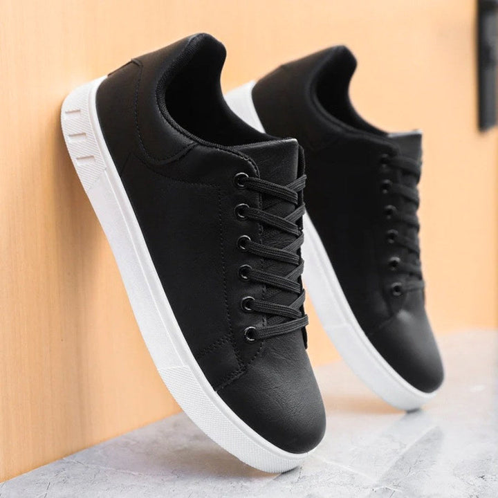 Czarne męskie sneakersy ortopedyczne Scott z kontrastową podeszwą