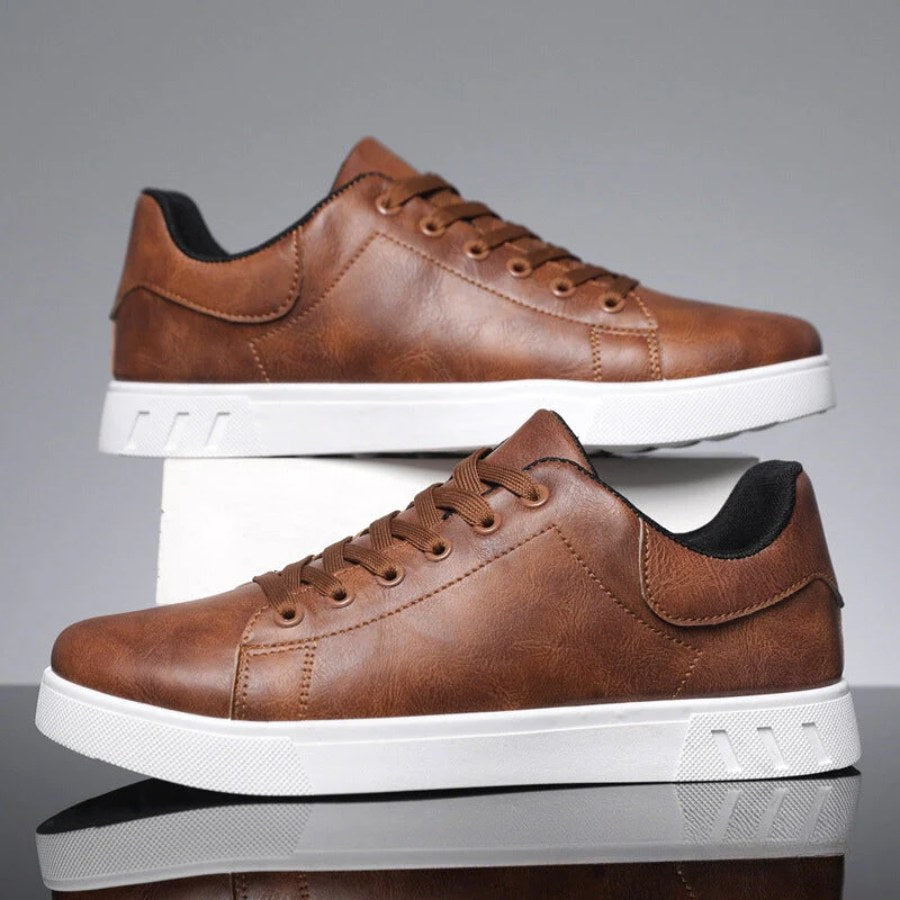 Wygodne męskie buty ortopedyczne Scott w zbliżeniu, modne sneakersy męskie