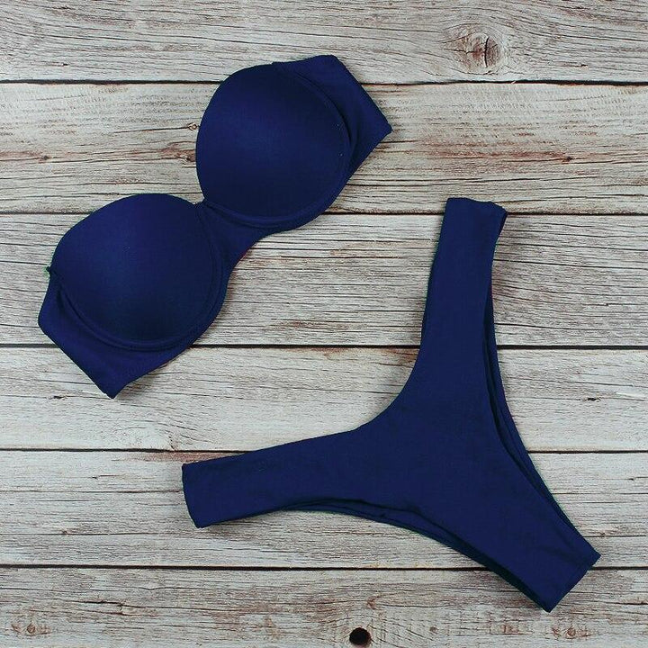 Seksowne bikini bez ramiączek z brazylijskimi majtkami. Damski strój kąpielowy do opalania na plaży.