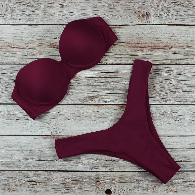 Eleganckie damskie bikini bez ramiączek, z brazylijskim dołem. Letni strój kąpielowy dla komfortu i stylu.