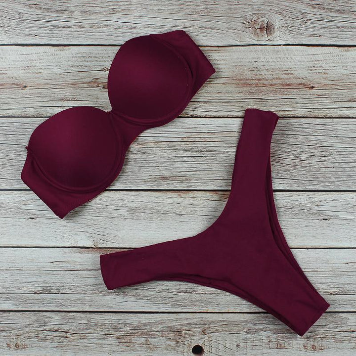 Eleganckie damskie bikini bez ramiączek, z brazylijskim dołem. Letni strój kąpielowy dla komfortu i stylu.