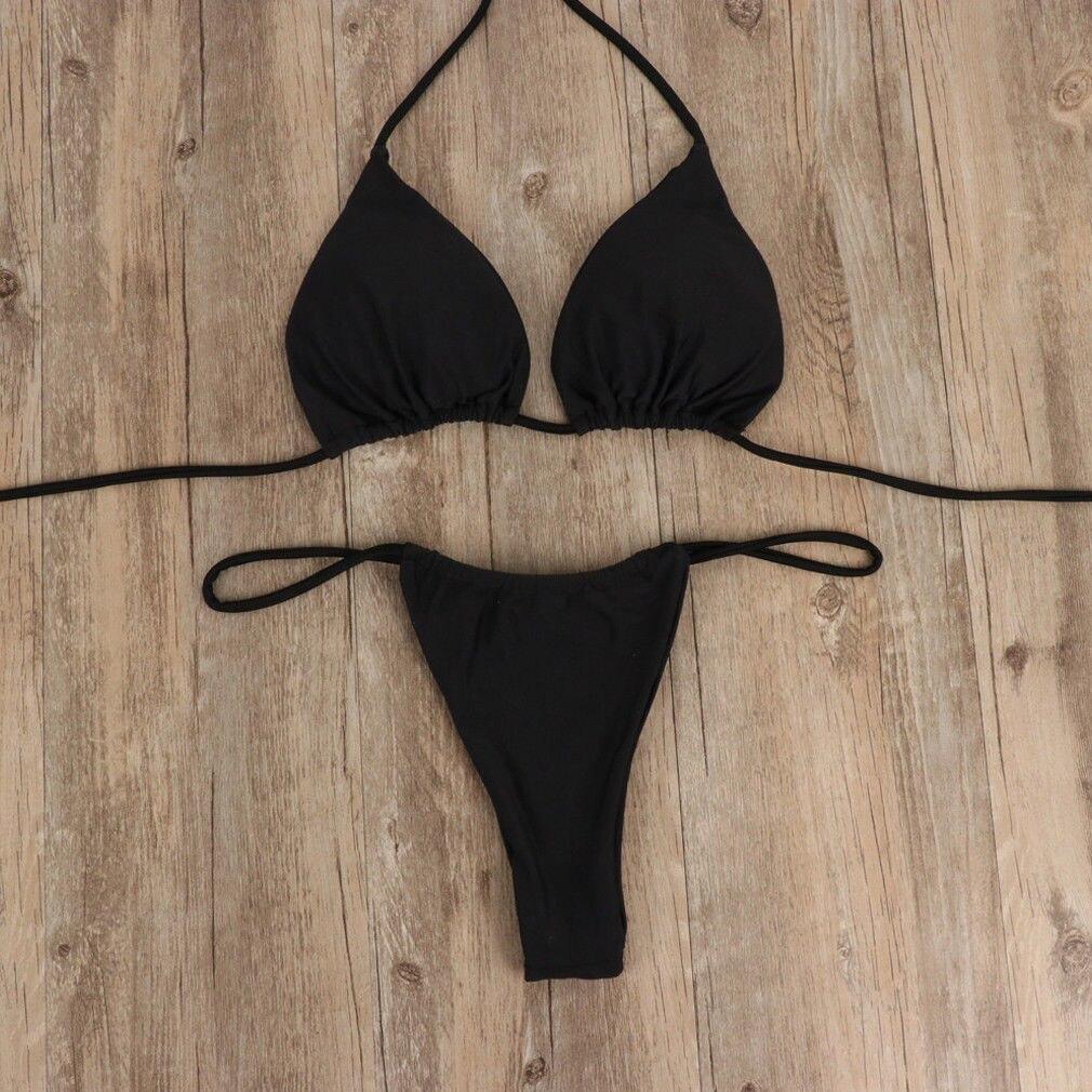 Damski seksowny mikro bikini, wiązany strój kąpielowy. Prezentowany na modelce, idealny na plażę.