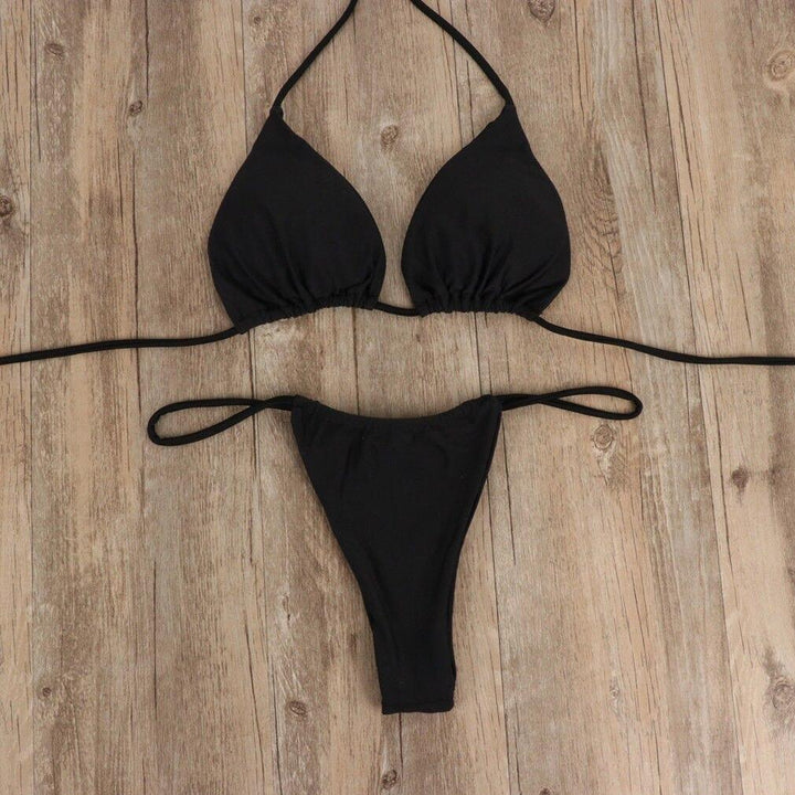 Damski seksowny mikro bikini, wiązany strój kąpielowy. Prezentowany na modelce, idealny na plażę.