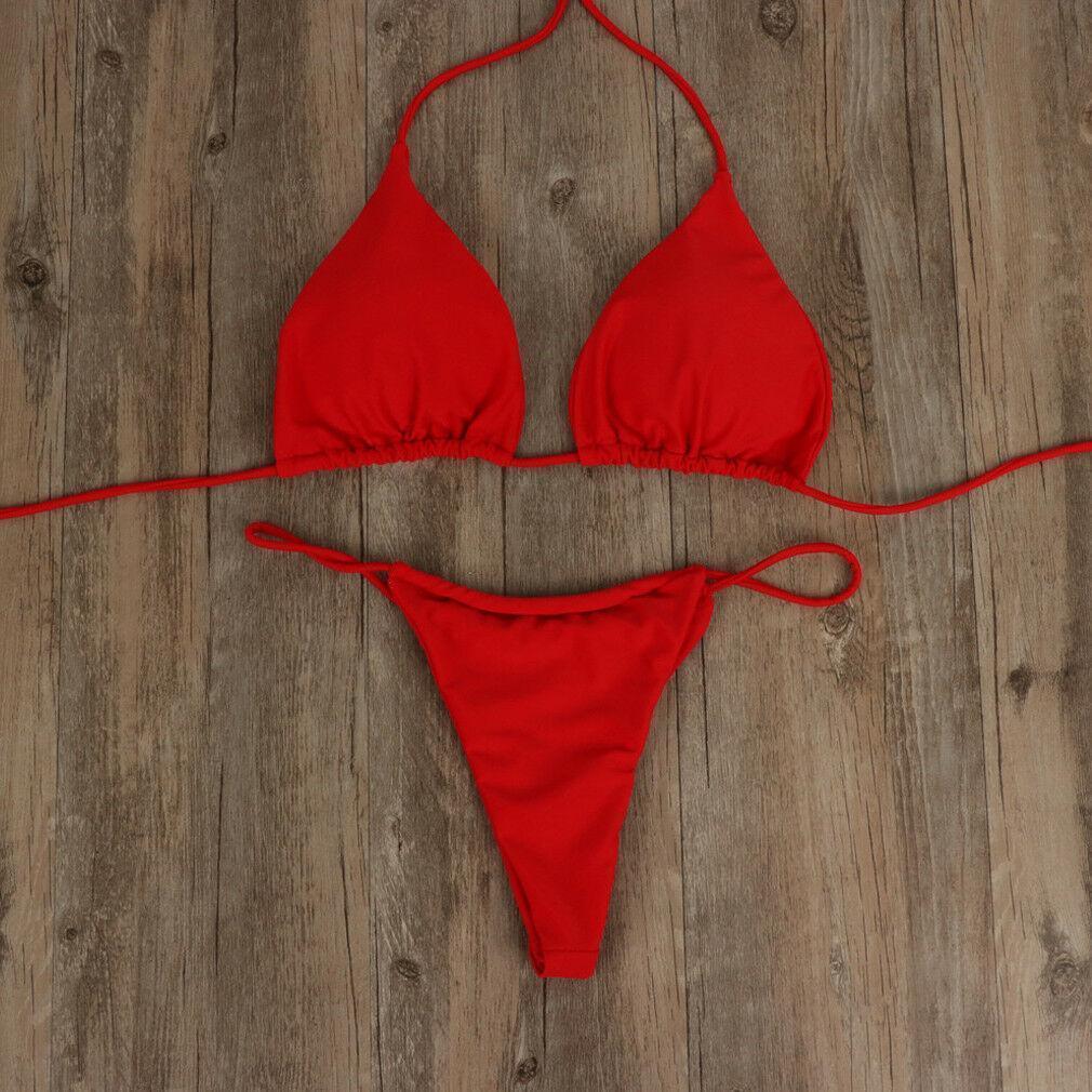 Widok z przodu na seksowny damski mikro bikini. Wiązany dwuczęściowy strój kąpielowy plażowy.