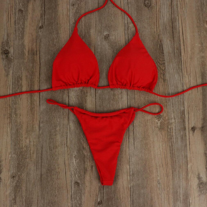 Widok z przodu na seksowny damski mikro bikini. Wiązany dwuczęściowy strój kąpielowy plażowy.