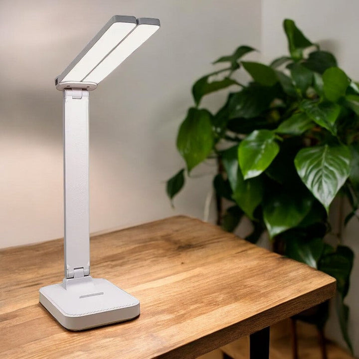 Lampa biurkowa LED z dotykowym sterowaniem, składana dla łatwego przechowywania, zapewnia jasne i regulowane światło.