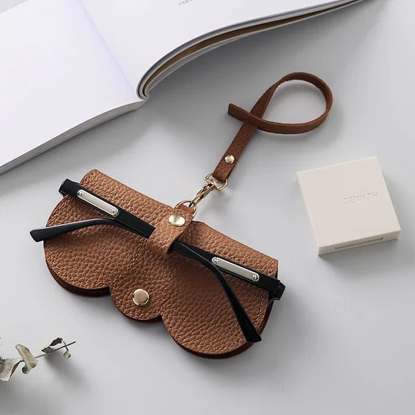 Podręczne skórzane etui na okulary, idealne na lato. Chroni przed zarysowaniami, dodając elegancji Twoim akcesoriom.