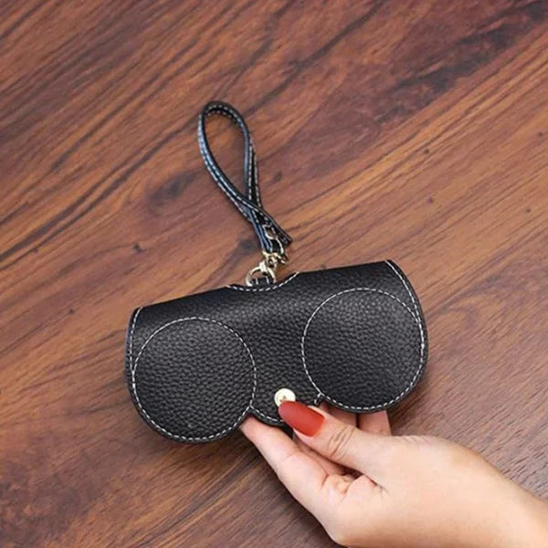 Stylowe skórzane etui uniseks na okulary. Must-have akcesorium, łączące elegancję z niezawodną ochroną.