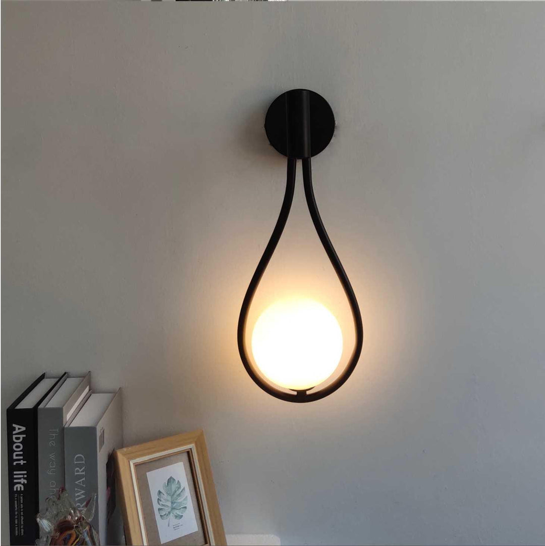 Skandynawska lampa ścienna LED, czarno-złota, minimalistyczny design, nowoczesne oświetlenie.