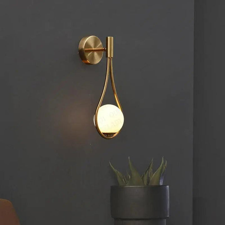 Czarno-złota lampa ścienna LED, nowoczesna dekoracja, skandynawskie minimalistyczne oświetlenie.