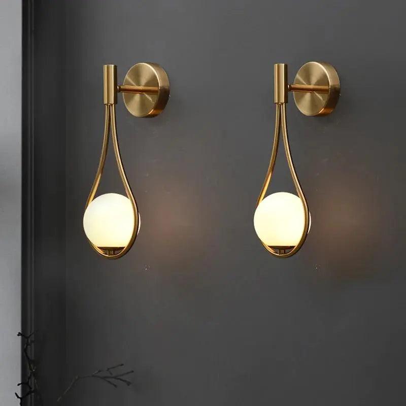 Elegancka lampa LED ścienna w stylu skandynawskim, czarno-złota, do nowoczesnych wnętrz.