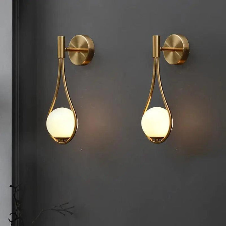 Elegancka lampa LED ścienna w stylu skandynawskim, czarno-złota, do nowoczesnych wnętrz.