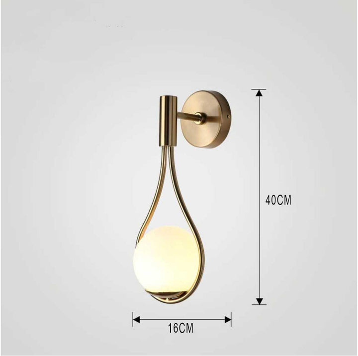 Skandynawska lampa LED ścienna, czarno-złota, eleganckie oświetlenie do biura lub przedpokoju.