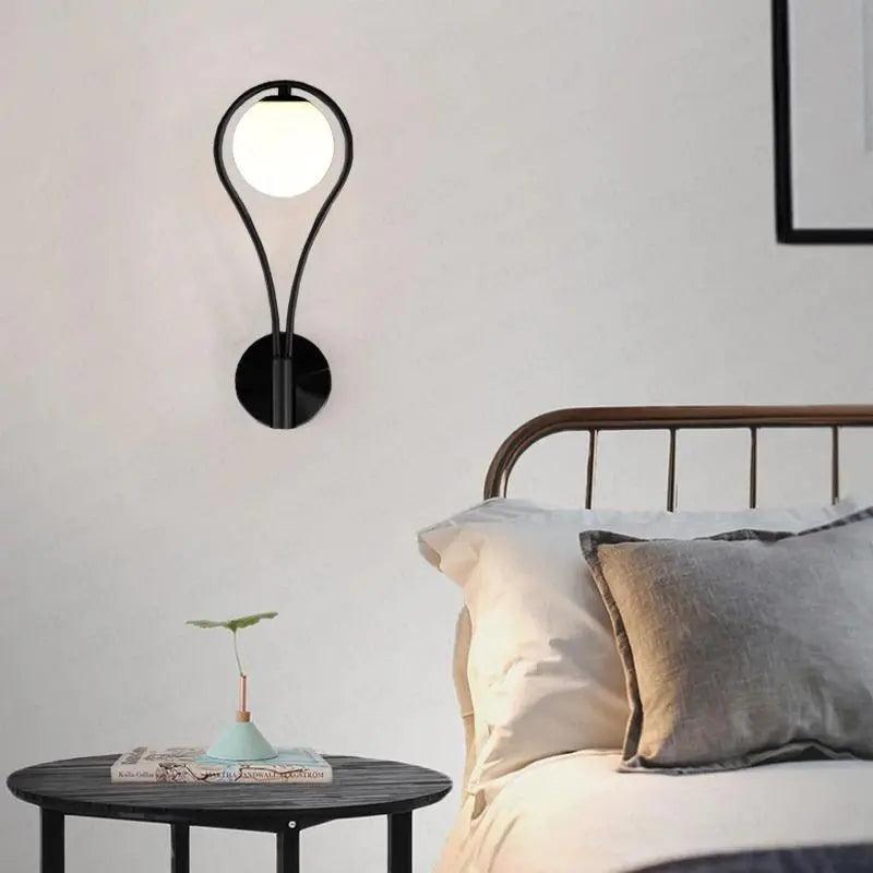 Stylowa lampa ścienna LED, czarno-złota, skandynawski design, tworzy przytulną atmosferę.