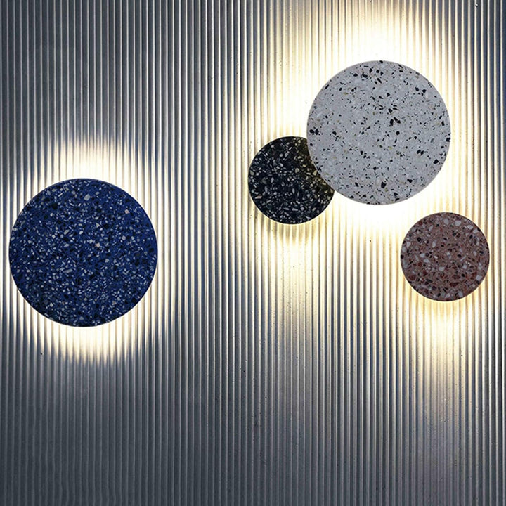 Skandynawska lampa ścienna z terrazzo. Nowoczesne oświetlenie LED do salonu, sypialni. Emituje ciepłe światło.