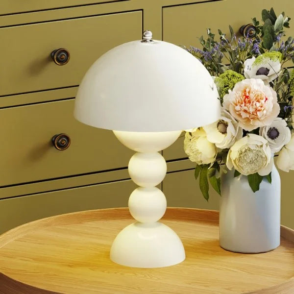 Akrylowa lampa stołowa LED, ładowalna, skandynawska. Designerskie oświetlenie do sypialni.