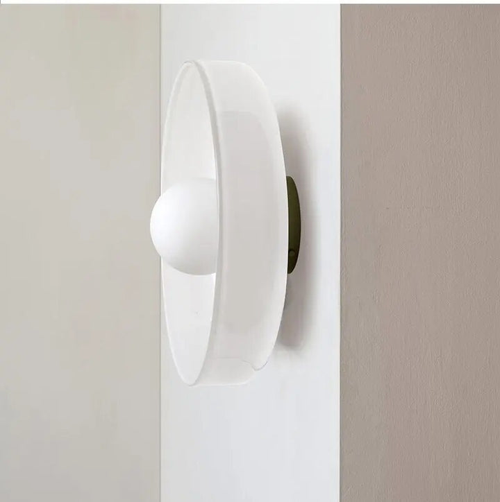 Biała minimalistyczna lampa sufitowa LED, gładka powierzchnia i skandynawski design.