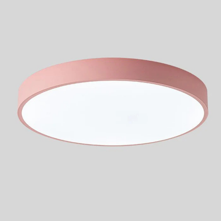 Lampa sufitowa LED z bliska. Detal nowoczesnego oświetlenia skandynawskiego.