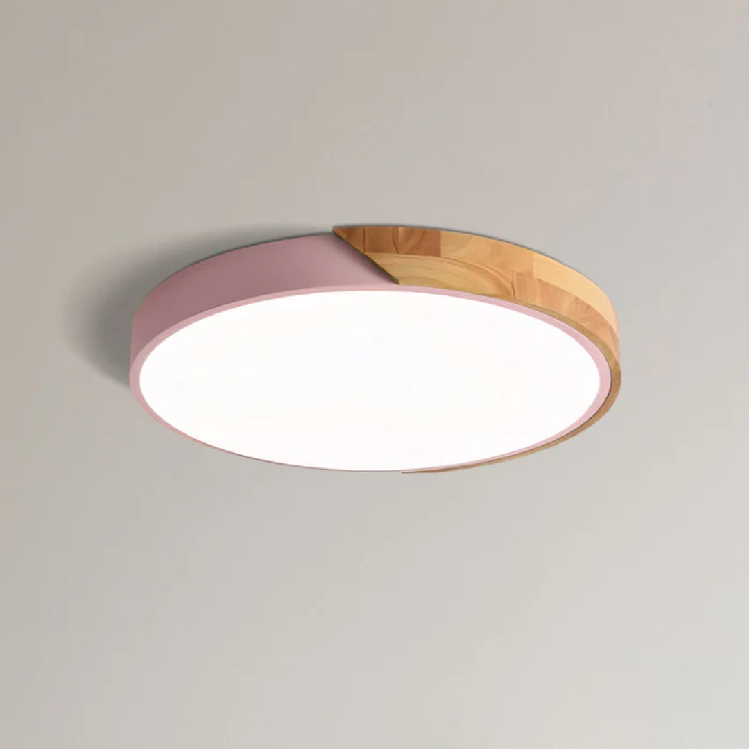 Lampa sufitowa LED w skandynawskim salonie. Nowoczesne oświetlenie wnętrza.